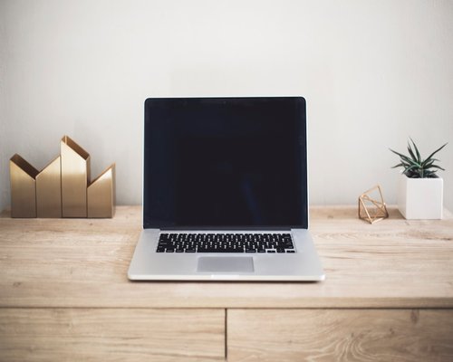 Zamknięty laptop po pracy